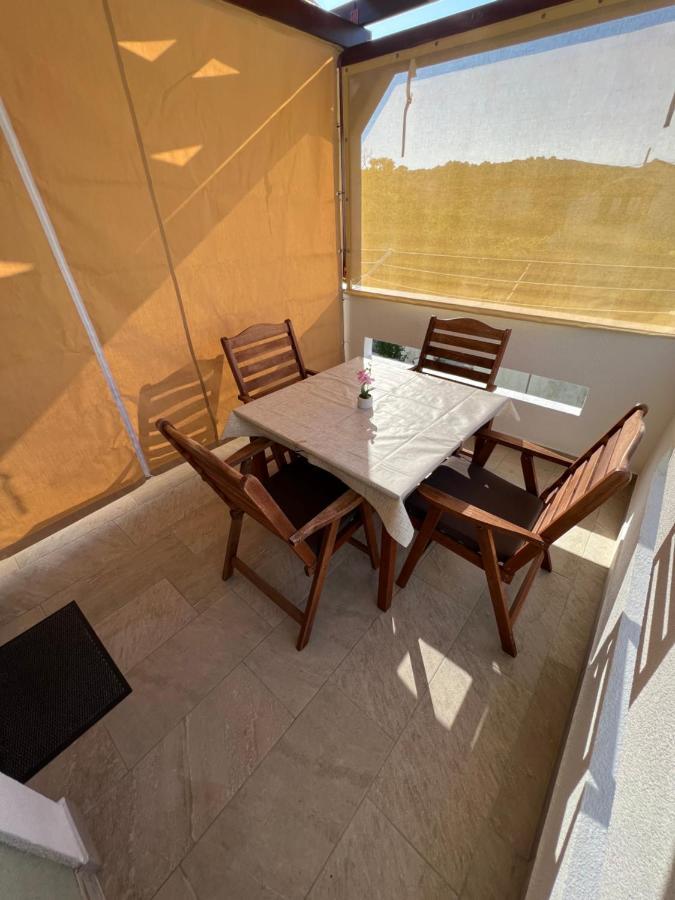 Apartmani Nina I Niko Ugljan Exterior photo