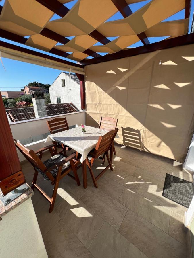 Apartmani Nina I Niko Ugljan Exterior photo